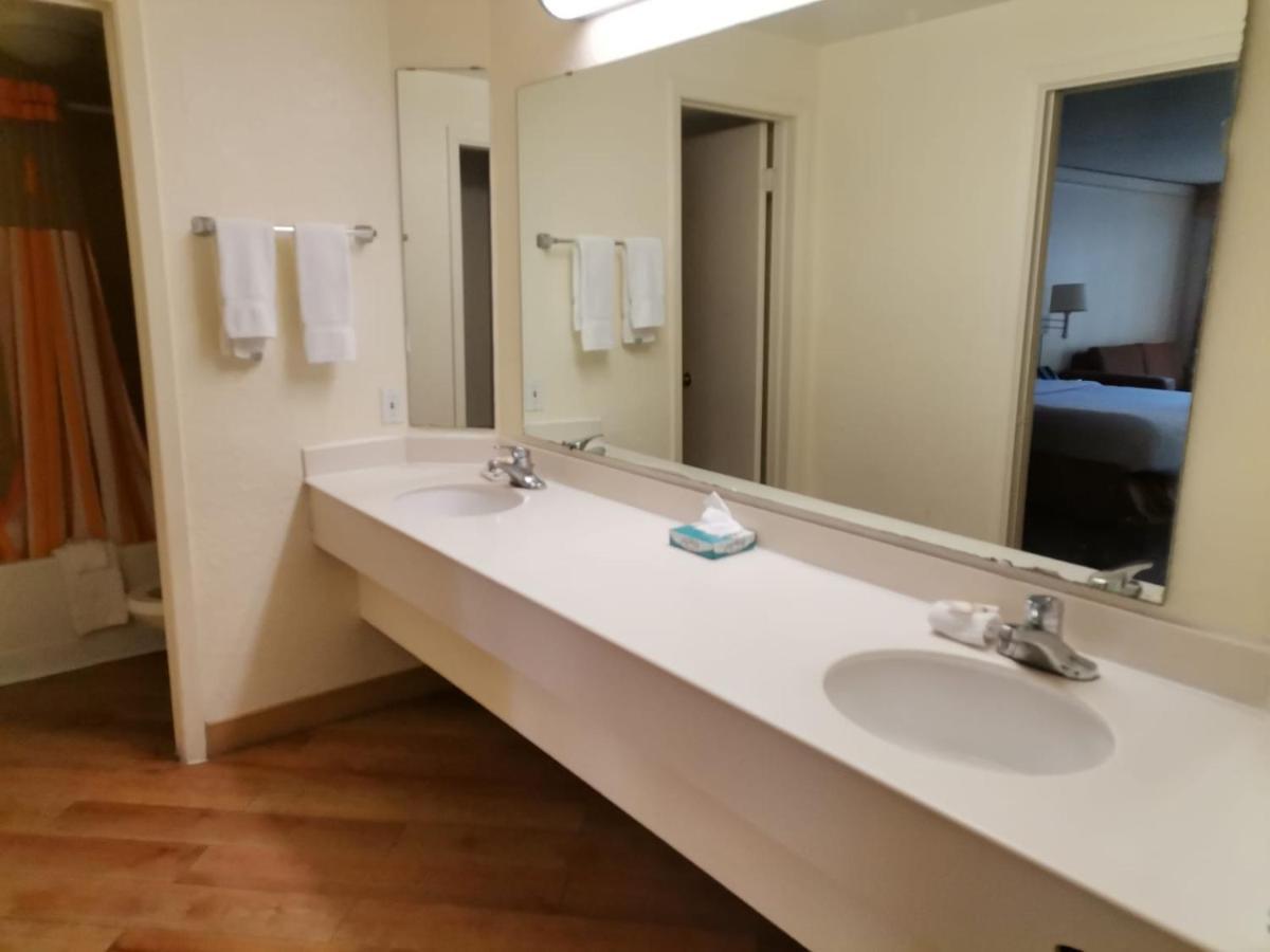 Super 8 By Wyndham Near Seaworld Ingram Park 3* San Antonio